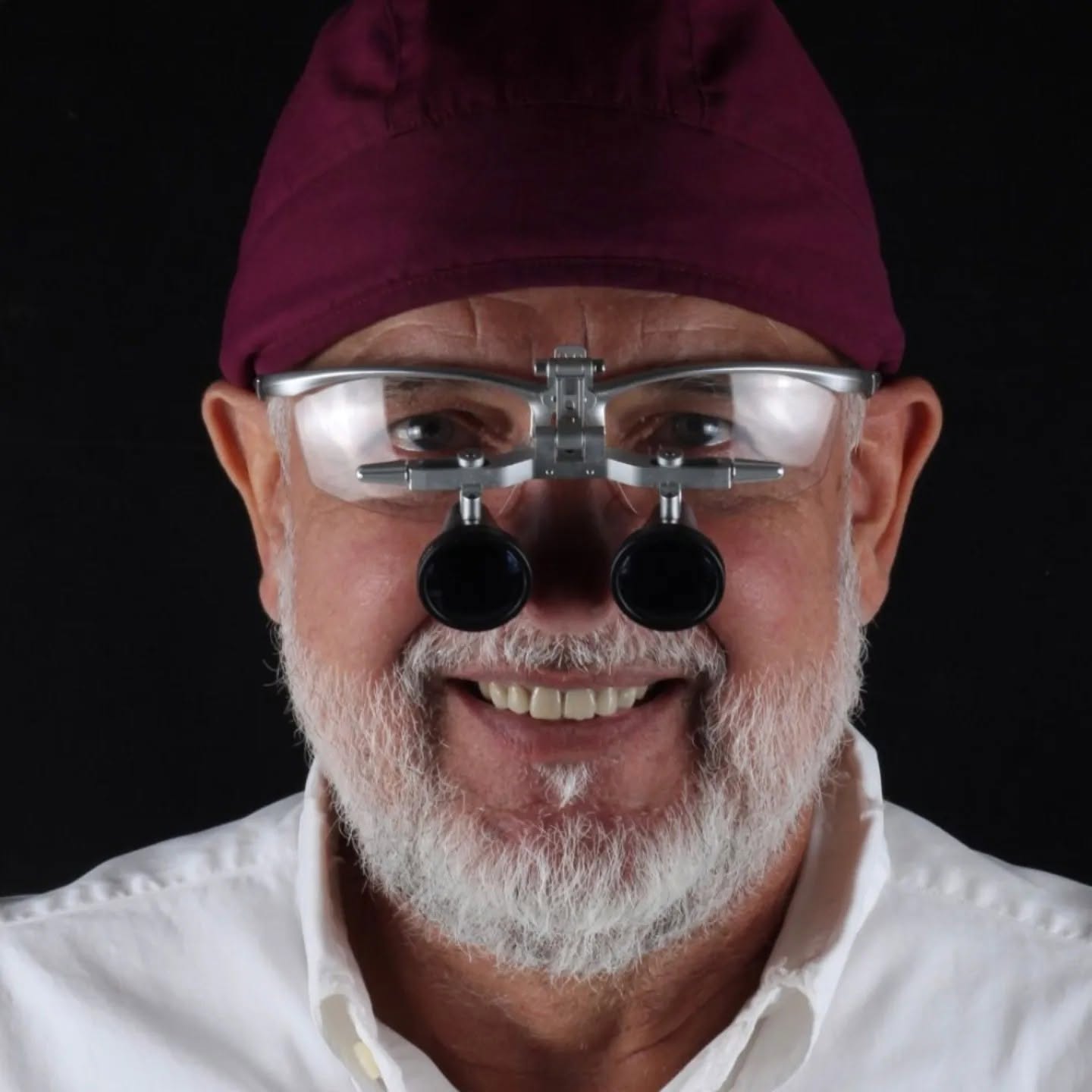 Retrato del Dr. Jorge Ortiz Díaz, especialista en implantes y rehabilitación oral